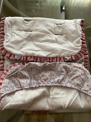 Funda y bolso para carrito de bebé floral.