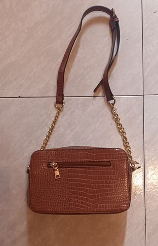 Bolso bandolera marrón con cadena dorada