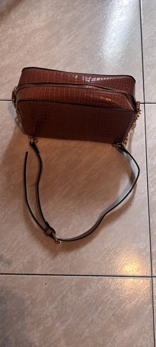 Bolso bandolera marrón con cadena dorada