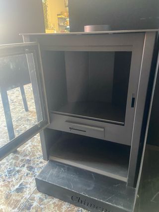 Estufa de leña de acero con cristal