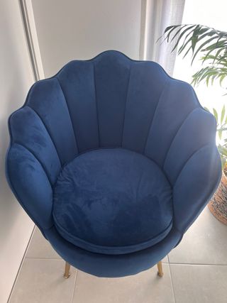 Sillón azul terciopelo con diseño de pétalos