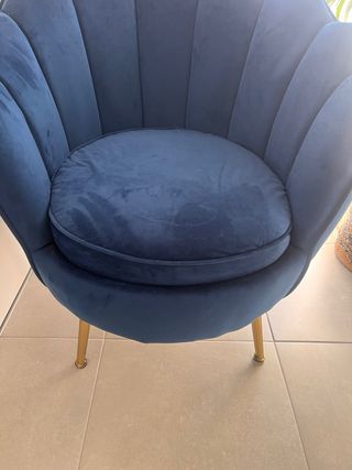 Sillón azul terciopelo con diseño de pétalos