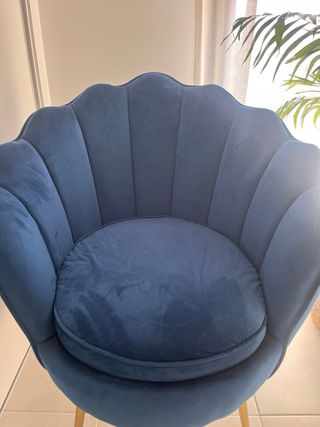 Sillón azul terciopelo con diseño de pétalos