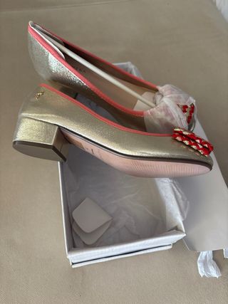 Zapatos PACOMENA by MENBUR dorados y rojos