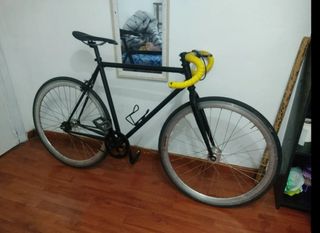 Bicicleta de carretera BH negra