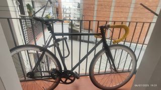 Bicicleta de carretera BH negra