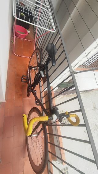 Bicicleta de carretera BH negra