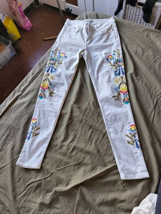 Pantalones blancos con bordados florales