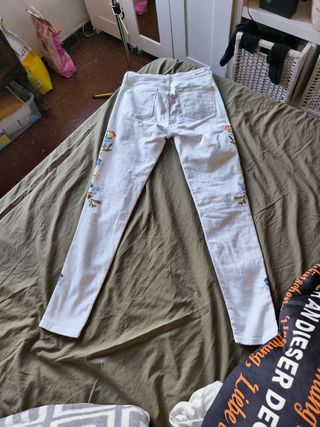 Pantalones blancos con bordados florales