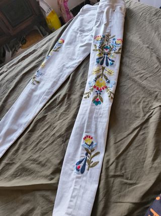 Pantalones blancos con bordados florales