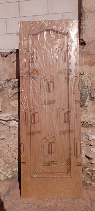 Puerta de roble barnizada