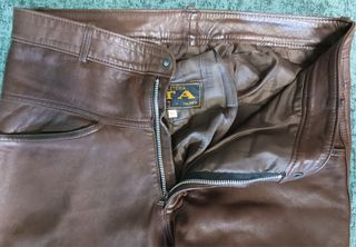 Pantalón de cuero marrón