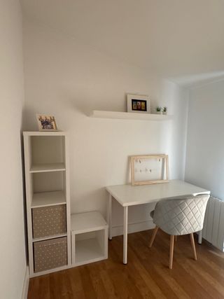 Estantería y mesa y silla de estudio