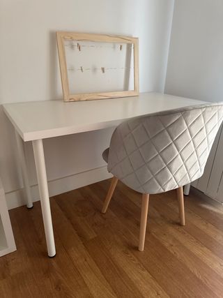 Estantería y mesa y silla de estudio