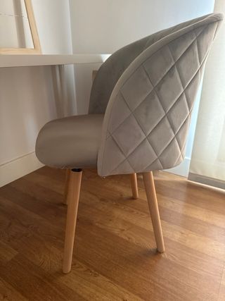 Estantería y mesa y silla de estudio