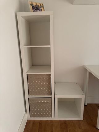 Estantería y mesa y silla de estudio