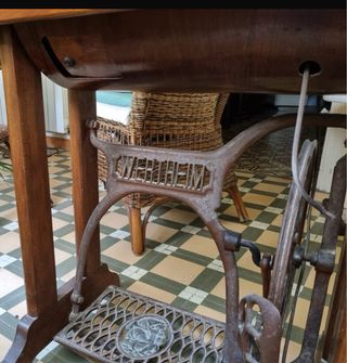 Máquina de coser, completa. La madera requier. res