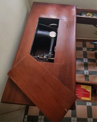 Máquina de coser, completa. La madera requier. res