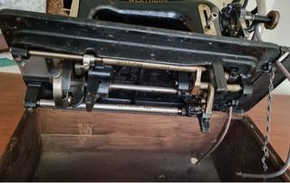 Máquina de coser, completa. La madera requier. res