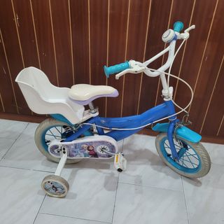 Bicicleta infantil azul con asiento trasero