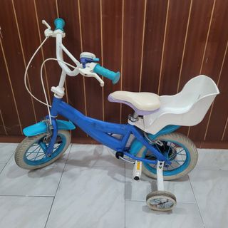 Bicicleta infantil azul con asiento trasero