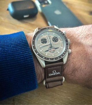 Swatch x Omega Mission to Saturn Marrón