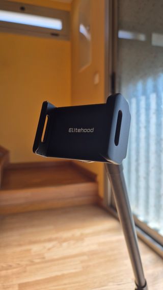 Supporto da pavimento per telefono cellulare