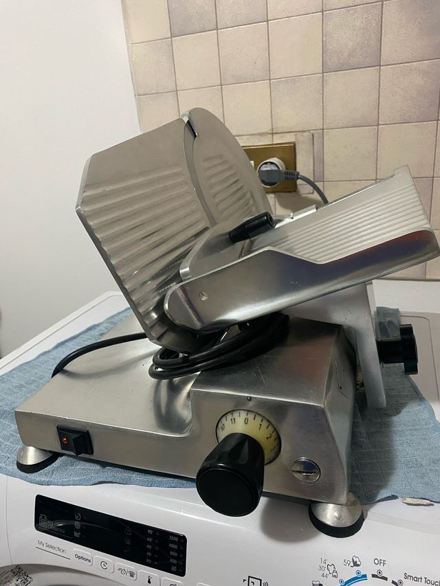 Affettatrice professionale tutta in metallo. 22cm
