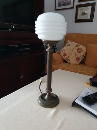 Lámpara de mesa de cristal y metal