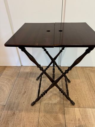 Mesita auxiliar plegable.