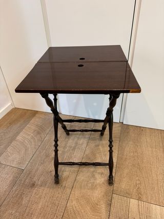 Mesita auxiliar plegable.