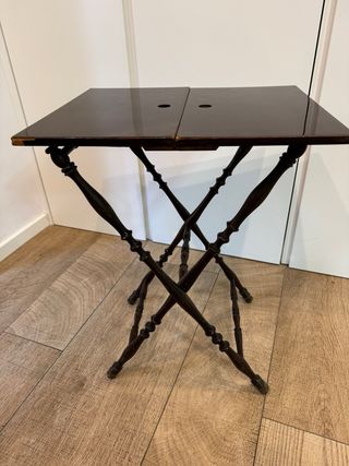 Mesita auxiliar plegable.