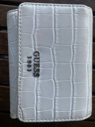 Cartera Guess Grande, Blanca y dorada, Efecto Piel