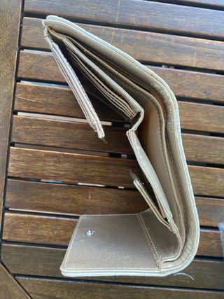 Cartera Guess Grande, Blanca y dorada, Efecto Piel