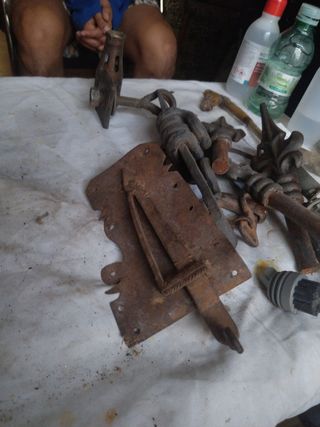 Antigua cerradura de baúl de metal oxidado