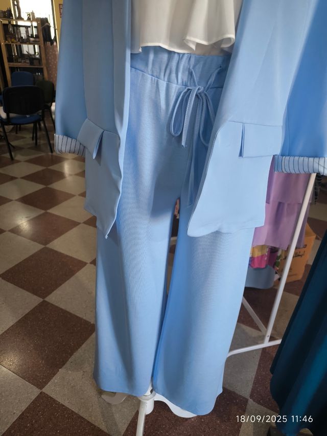 Traje de chaqueta y pantalón azul