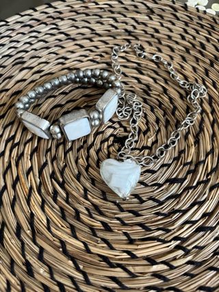 Conjunto collar corazón  y pulsera.