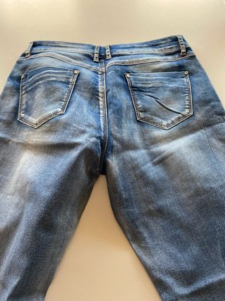 Pantalón vaquero con pedrería