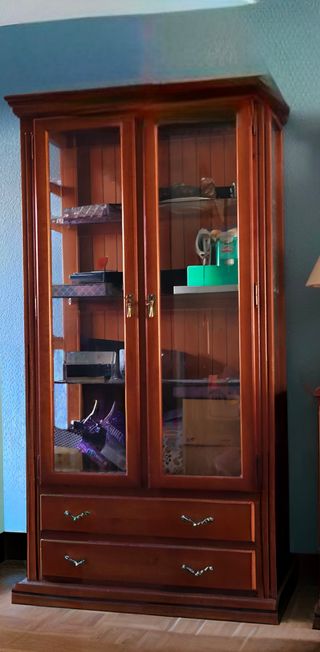 Vitrina de madera con puertas de cristal