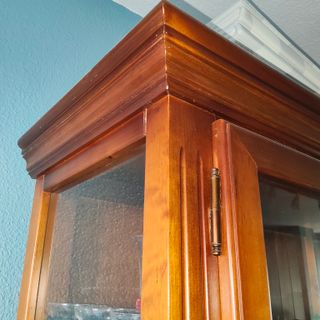 Vitrina de madera con puertas de cristal