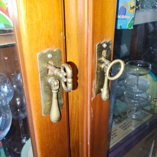 Vitrina de madera con puertas de cristal