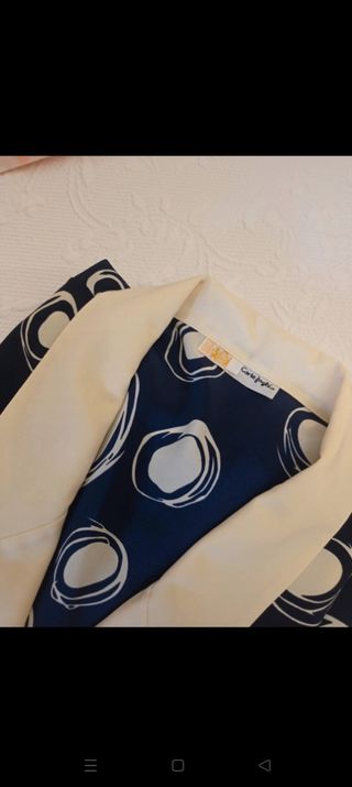 Vestido de verano azul marino y círculos beige.