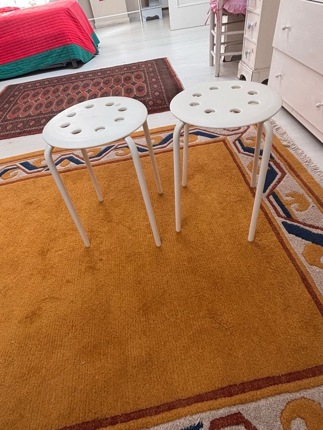 Dos taburetes blancos Ikea
