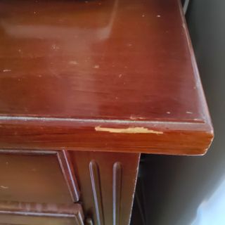 Aparador de madera con espejo