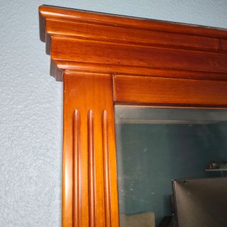 Aparador de madera con espejo