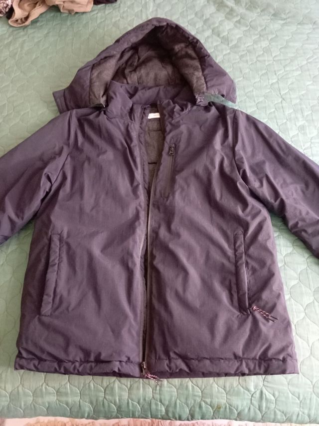 Abrigo azul con capucha