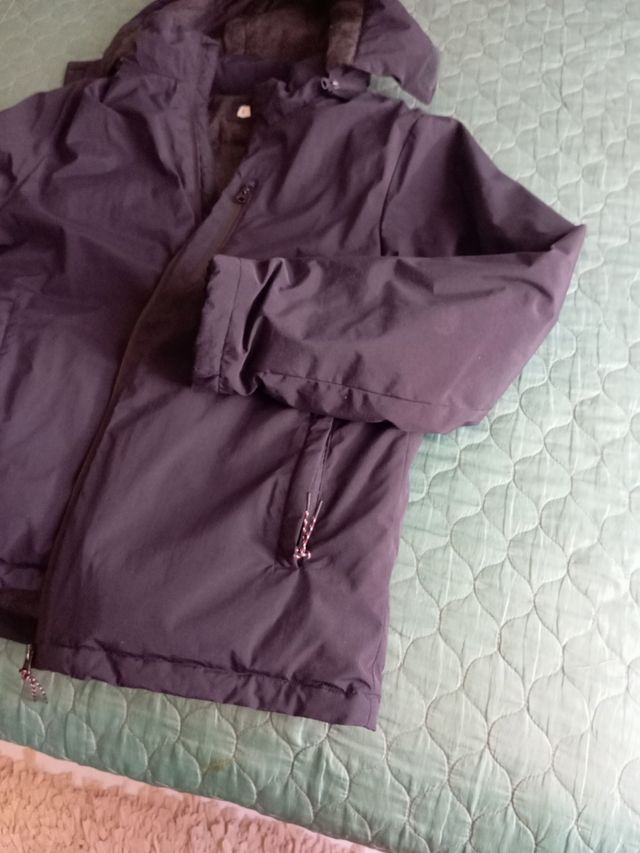 Abrigo azul con capucha