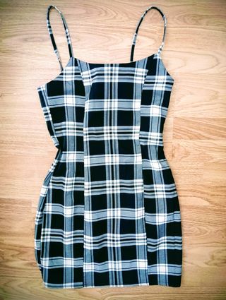 Vestido con etiquetas 