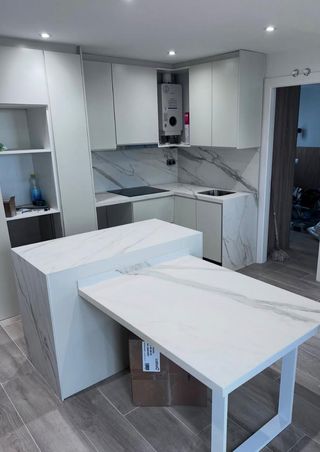 Encimera de mármol verde y lavabo