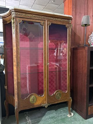 Vitrina de madera con detalles dorados